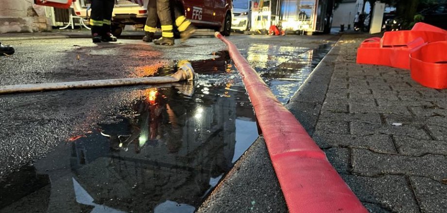 "Das Wasser auf den Straßen wird von der Feuerwehr abgepumpt." (DA Echo, 03.08.2024)