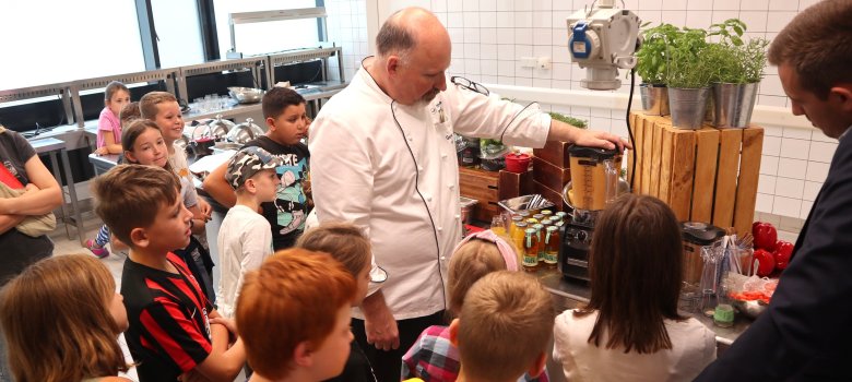 Kinder besuchen Küche des Lufthansa Hotels in Seeheim