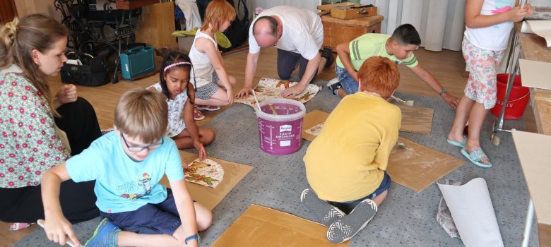 Kinder besuchen die Firma Neeb in Pfungstadt