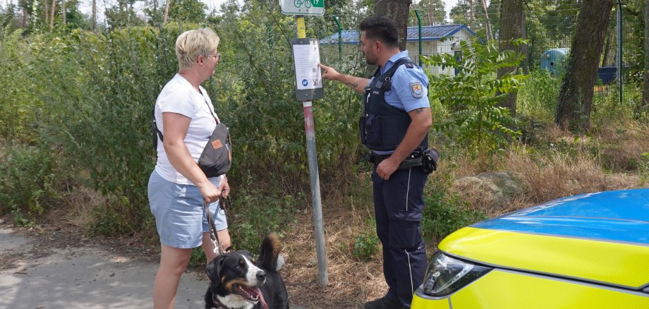 Anleinpflicht: Stadtpolizei und Hundehalterin im Gespräch