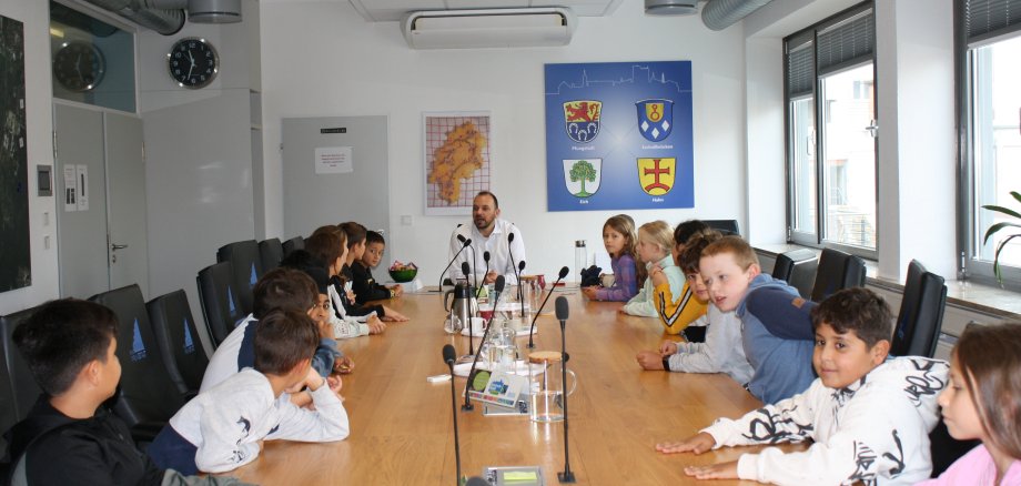 Die 3b der Wilhelm-Leuschner-Schule zu Besuch beim Bürgermeister