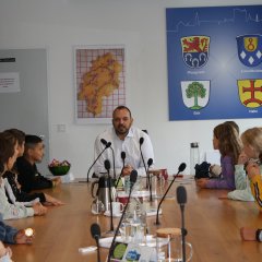 Die 3b der Wilhelm-Leuschner-Schule zu Besuch beim Bürgermeister