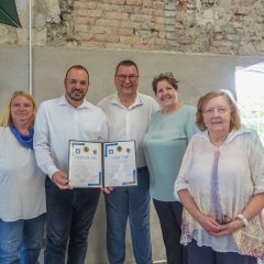 Gruppenbild mit drei Damen und zwei Herren