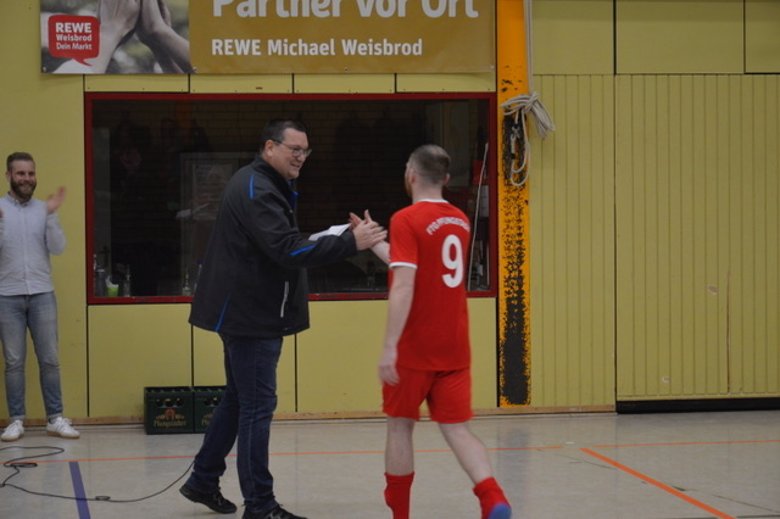 Stadtverordnetenvorsteher Oliver Hegemann gratuliert Fußballspieler 