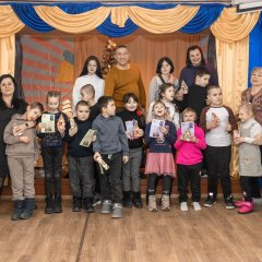 Glückliche Menschen mit Weihnachtsgeschenken