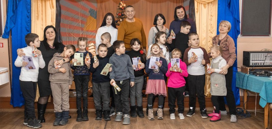 Glückliche Menschen mit Weihnachtsgeschenken