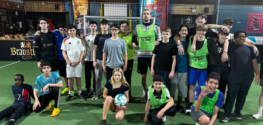 Gruppenfoto auf Fußballfeld