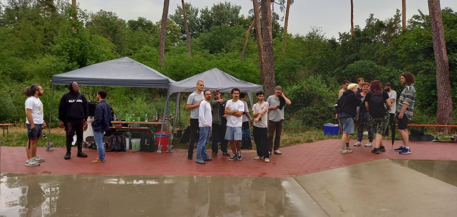 Skatepark, Jugendliche, Gäste, Gruppenfoto, Zelte, Grill