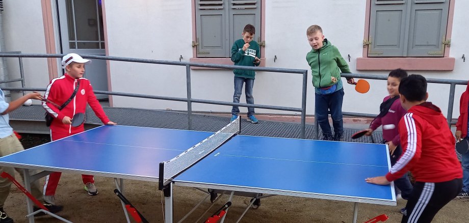 Jungs spielen Tischtennis