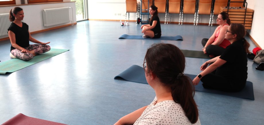 Schwangere Frauen im Yoga-Unterricht