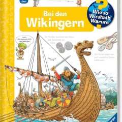 Wikinger-Schiff mit vielen Wikingern, die Schwerte und Äxte in ihren Händen halten 