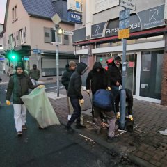 Ahmadiyya-Gemeinde Pfungstadt sammelt Silvester-Feuerwerk