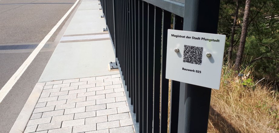 QR-Code an Brücke Seeheimer Str. (DB)