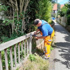 Anbringung des QR-Codes an Brücke am Herrenhaus