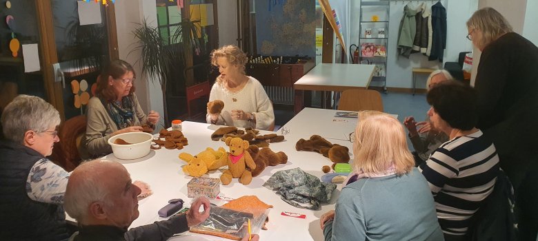 Frauen mit Teddybären am Tisch