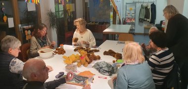 Frauen mit Teddybären am Tisch