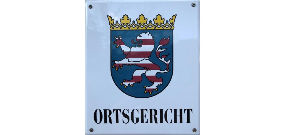 Schild mit Schriftzug Ortsgericht und Hessischem Wappen mit und goldener Krone