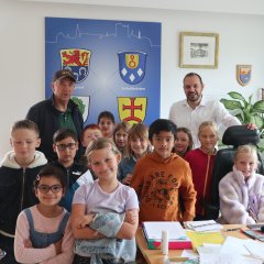 Gemeinsames Gruppenfoto mit Kindern und Bürgermeister