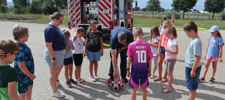 Kinder besuchen die Freiwillige Feuerwehr Pfungstadt-West