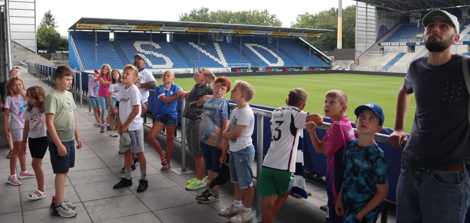 Kinder besuchen den SV Darmstadt 98