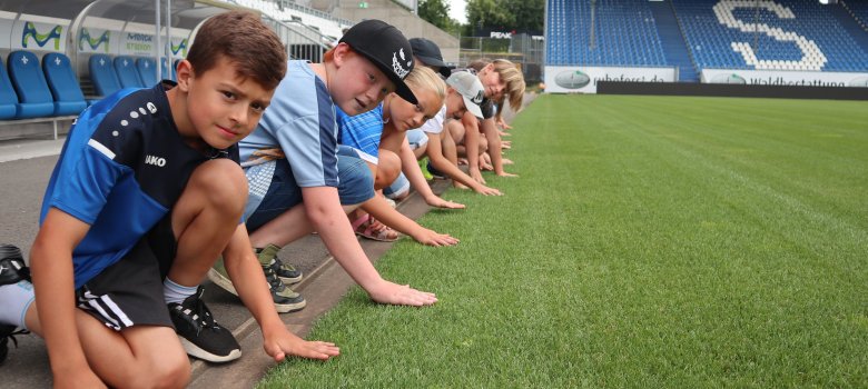 Kinder besuchen den SV Darmstadt 98