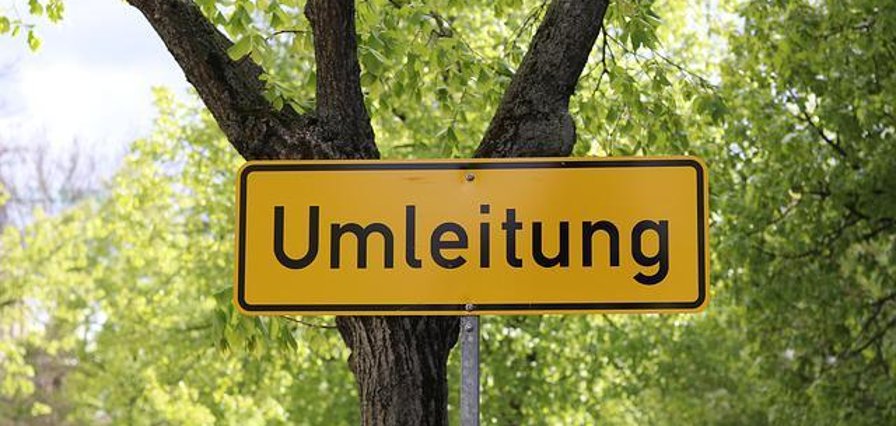 Gelbes Hinweisschild Umleitung