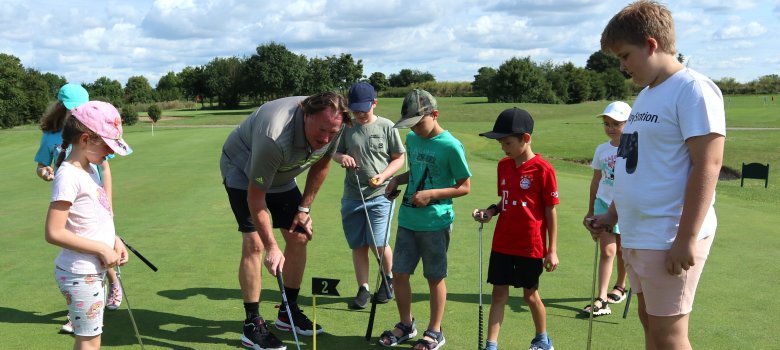Kinder bekommen den Golfsport erklärt