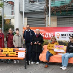 Gruppenfoto der Aktion vor dem Rathaus mit Bürgermeister Patrick Koch