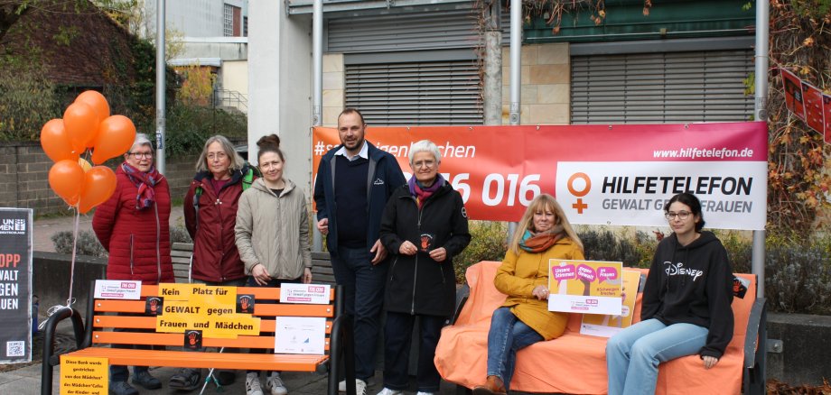 Gruppenfoto der Aktion vor dem Rathaus mit Bürgermeister Patrick Koch